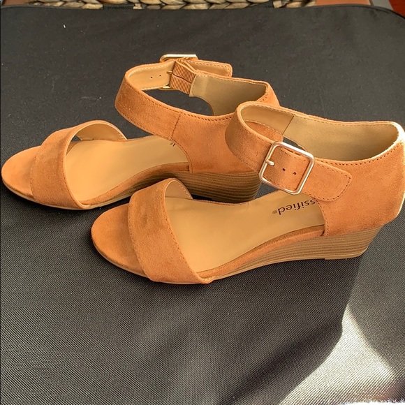 😍  City Classified Wedge Sandals 😍 - Picture 3 of 5